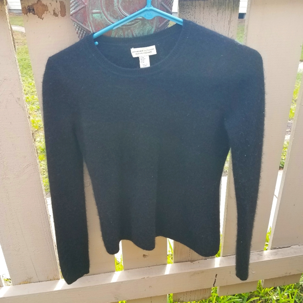 Small black cashmere sweater